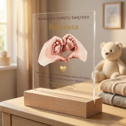 Pamiątka chrztu świętego - statuetka akrylowa na Chrzest z drewnianą podstawą motyw dłoni i stópek
