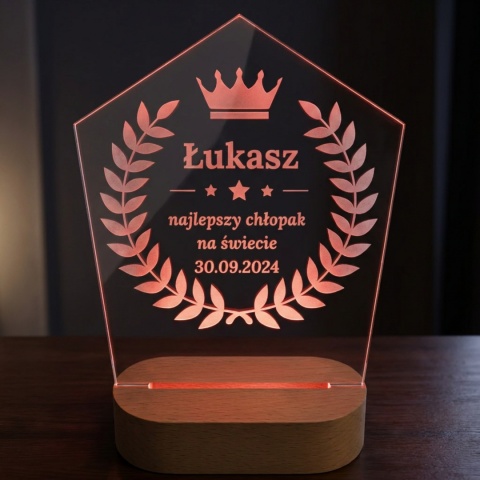 Personalizowana lampka z plexi na Dzień Chłopaka z motywem korony