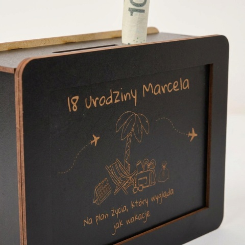 Personalizowana skarbonka na 18 urodziny czarna z motywem podróżniczym