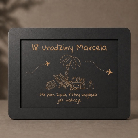 Personalizowana skarbonka na 18 urodziny czarna z motywem podróżniczym