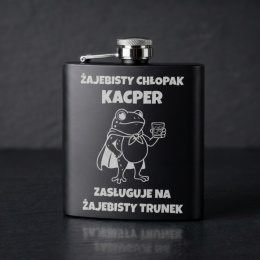 Piersiówka z grawerem żaby - pomysł na prezent dla chłopaka