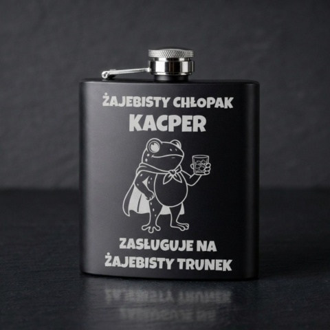 Piersiówka z grawerem żaby - pomysł na prezent dla chłopaka