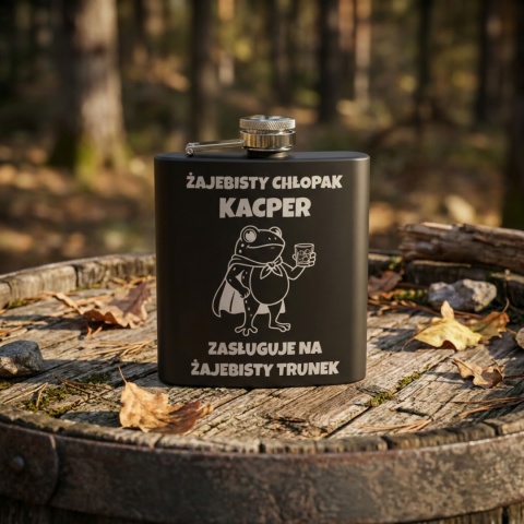 Piersiówka z grawerem żaby - pomysł na prezent dla chłopaka