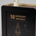 Skarbonka na 18 urodziny czarna z grawerem motyw rakiety