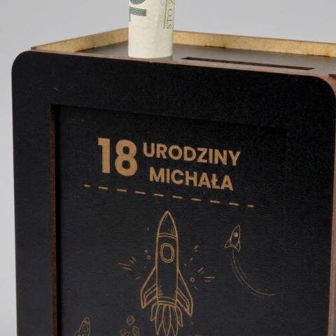 Skarbonka na 18 urodziny czarna z grawerem motyw rakiety