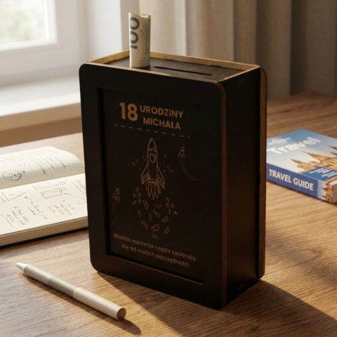Skarbonka na 18 urodziny czarna z grawerem motyw rakiety