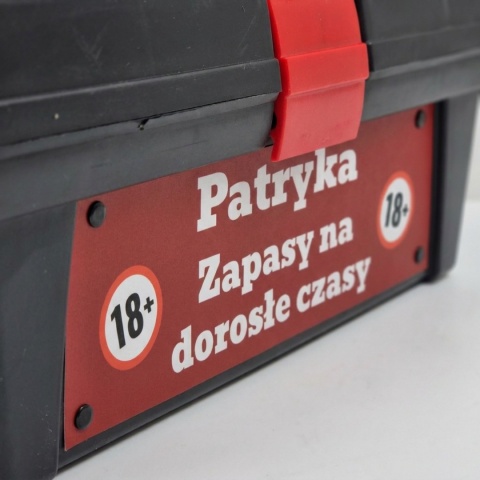 Skrzynka narzędziowa z etykietą na 18 urodziny dla chłopaka