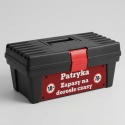 Skrzynka narzędziowa z etykietą na 18 urodziny dla chłopaka